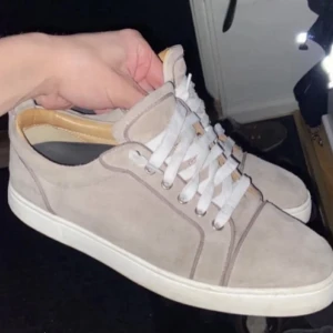 Loubs - Snygga sällsynta loubs utan nitar. De är i bra skick och riktigt snygga. Passar perfekt nu i sommar. Finns tyvärr inget kvitto men är såklart äkta