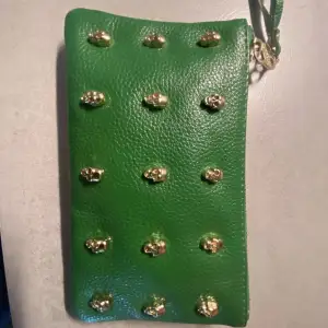 Ny plånbok/ clutch i grön, guldiga döskallar.