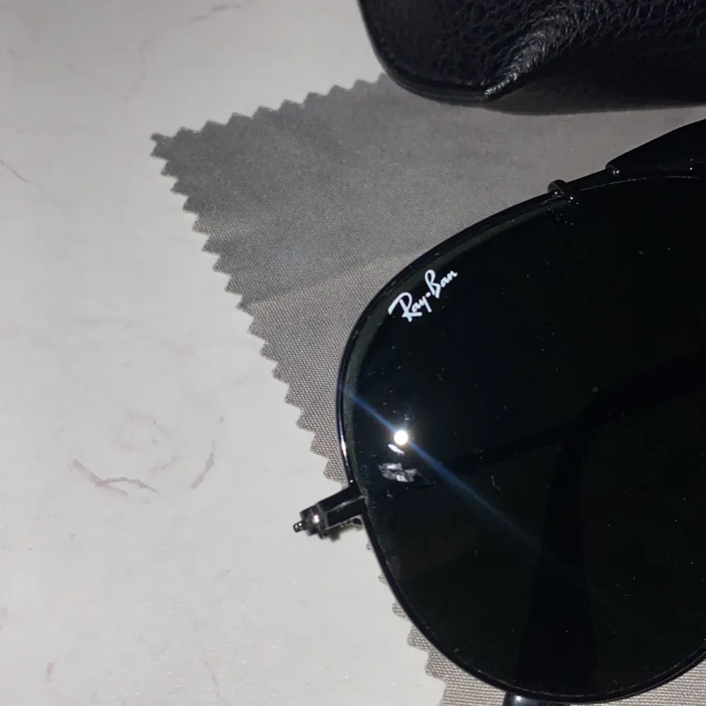 ÄKTA RayBan solglasögon från synsam. Pilot modell limited edition. Black on black modell. Pris kan diskuteras. För mer information kontakta mig.. Accessoarer.