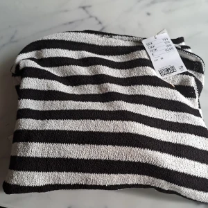 Randiga tröja  - Säljer pga att den är för stor har använt en gång och den är i bra skick. 