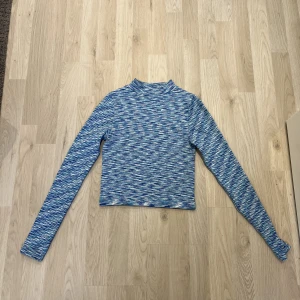 Stradivarius tröja - Säljer denna snygga strafivarius tröja. Den är enbart använd 1 gång då den inte riktigt passar mig! 