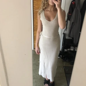 Klänning - En jättesnygg klänning som är så skön i materialet och den sätter sig så fint på kroppen💃🫶🏼🤩