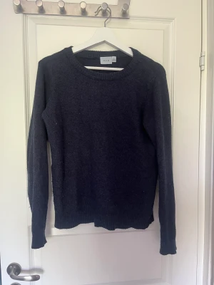 Stickad tröja - Så fin stickad tröja ifrån vila💘 den passar med allt ifrån jeans och en kjol💘 nypris 250kr💘 strl S pris: 60kr+ frakt💘