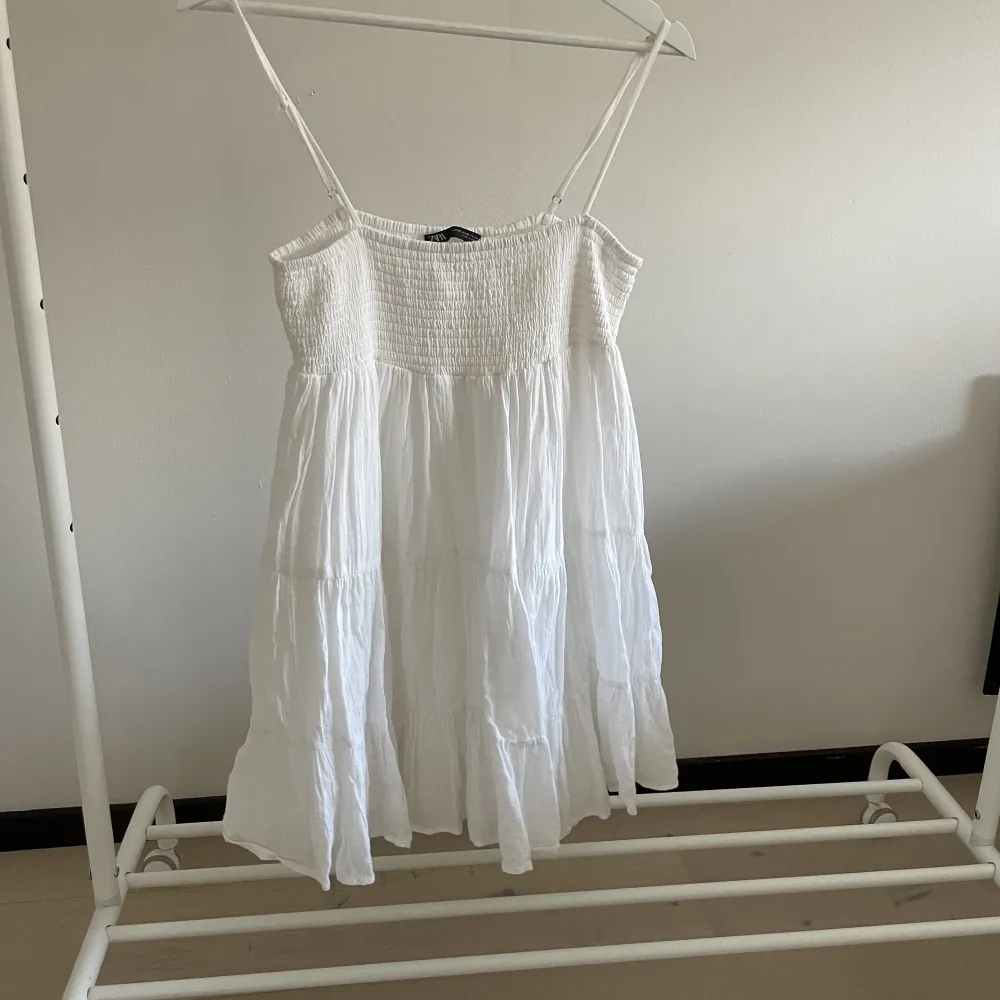 Säljer denna vita populära zara klänningen då den inte kommer till användning 💓🩷 200 kr + frakt, pris kan diskuteras, skriv privat vid intresse !!. Klänningar.