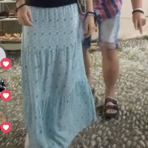 Långkjol - Säljer min långkjol från nån marknad i Grekland. Vet inte vad butiken heter eller storleken men passar mig med XS/S och är 168 lång. Skickar gärna fler bilder privat. Köpte för 400kr. Köp direkt för 250 + frakt