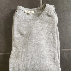 Stickad tröja - Säljer typ en karsmin tröja som är i gott skick❤️skriv för mer bilder. Stl L men passar på s/m