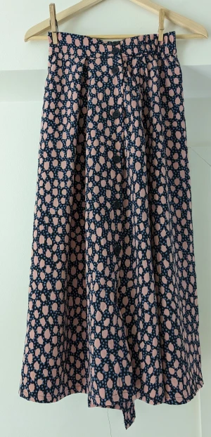 Långkjol  - Bra skick. Kjolen har sytt sin i midjan. 60 cm i midjemått.