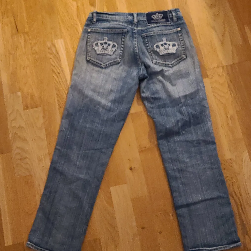 Detta är ett par jeans från victoria beckham rätt så bra skick väldigt fina är för stora det är antagligen till att jag säljer de skulle vara glad om någon vill köpa de av mig jag köpte de för 1800 kr.. Jeans & Byxor.
