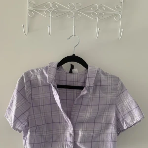 Kort lila skjorta - Kort skjorta från H&M. Storlek 36. Knappt använd.