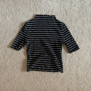 Randig topp - Jättefin randig top med ”lettuce hem” runt kanterna 💗 Är i storlek M men passar definitivt bättre på S eller XS:) Så skön och perfekt till jeans, kostymbyxor eller kjol!