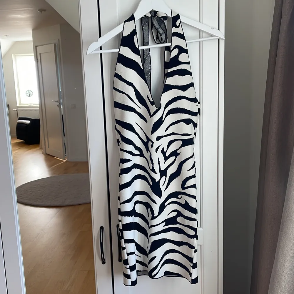 Säljer min helt nya zebra klänning från Gina medan prislapp kvar pågrund av att den ej har kommit till användning🙂Klänningen är i Storlek S och nypris är 299kr mitt pris 149kr+frakt🦋🦋. Klänningar.