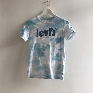 Jätte fin Levis t-shirt som passar jättebra nu på sommaren 70kr kom med bud annars