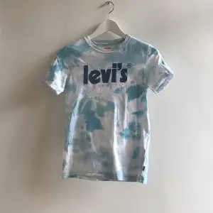 Jätte fin Levis t-shirt som passar jättebra nu på sommaren 70kr kom med bud annars