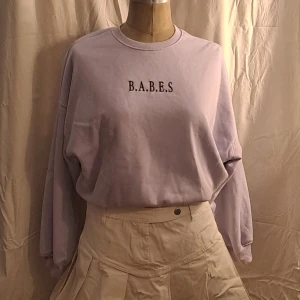 Sweatshirt lila - Oversize i storleken. För mer info skicka pm. 💖 Köparen står för frakten. Ansvarar inte för paketet under frakt. 