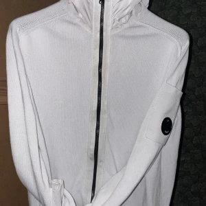 CP COMPANY ZIP HOODIE - Säljer denna riktigt fräscha och unika CP company tröja. Köpt för ett tag sedan och nypris har legat på 2000kr +. Storl L, men kan passa M också. Tröjan är i mycket fint skick typ inga flaws. Äkta✅. Bara att höra av dig vid frågor. Pris kan diskuteras.