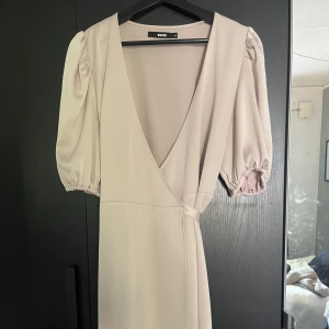 Klänning - Jätte fin klänning från bikbok, använd endast två gånger så i bra skick, i storlek M men skulle passa en S oxå