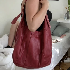 röd väska  - Röd stor väska med justerbart band, mycket rymlig och många fack. Pris går alltid att diskutera om inte annat står 💕💕