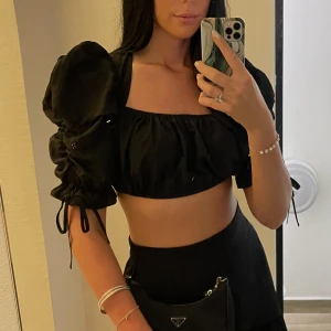 Crop top - En topp från TopShop i storlek 38. Enbart använd en gång vid ett tillfälle som dessa bilderna togs. Plagget är i mycket bra skick. 