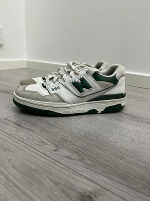 New balance 550 - Säljer mitt par då de inte kommer till användning. Köpta på SNS.  Pris kan diskuteras Cond 8/10