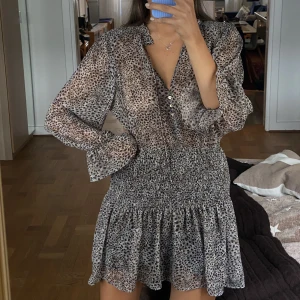 Leopardmönstrad klänning - Kort leopardmönstrad klänning med långa armar