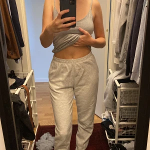 Gråa mjukisbyxor  - Har små norpor men syns knappt, i övrigt normalt skick 