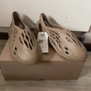 Yezzy foam runner  - Köpta på Adidas appen confirmed kvitto finns helt nya 10/10. Kommer med boxen. Kom gärna privat för mer info/bilder. Storlek 44,5 pris kan diskuteras 