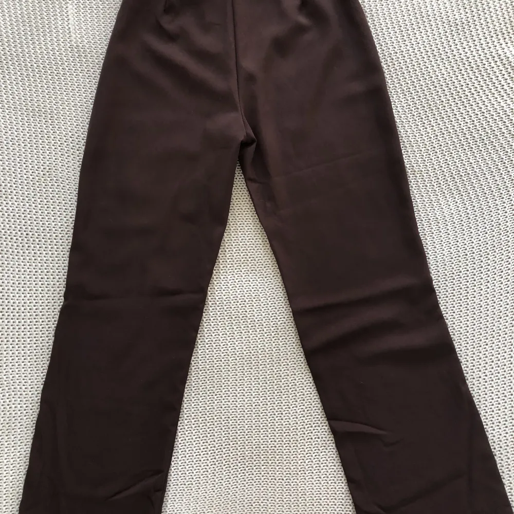 Bruna kostymbyxor, inte använda mer än 1 gång och har inga defekter,som nya!. Jeans & Byxor.