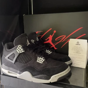 Air jordan 4 black canvas - ✔️Jordan 4 black canvas ✔️🔥Storlek 42 🔥⭐️Box och kvitto finns ⭐️🍀Bra skick 🍀🦋Skickar gärna fler bilder eller svarar på frågor 🦋⚡️Perfekta till sommaren ⚡️📦Kan fraktas eller mötas upp i Stockholm 📦🌸Pris kan diskuteras vid snabb affär 🌸