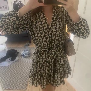 Klänning zara - Säljer nu denna mönstrade klänning från zara