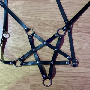 Pentagram chest harness  - Badass pentagram harness som man ska spänna över bröstet 