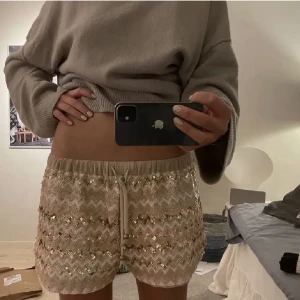 Shorts - As snygga shorts🤍💛🩷 Storlek M men passar mig som bär S