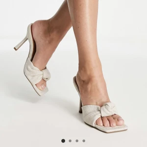 Klackskor - Säljer de här fina klackarna från Asos (slutsålda). Aldrig använda så de är i fint skick! Storlek 39💗