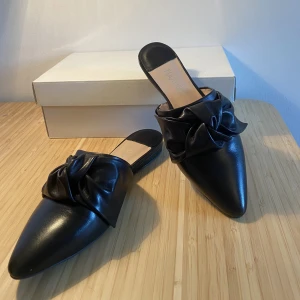 Filippa Skinn - Skor i äkta skinn från footlight. Helt nya & har aldrig använts. Nypris för 1400kr.
