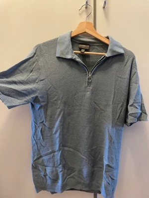 Tröja  - Blå tröja med krage och dragkedja 