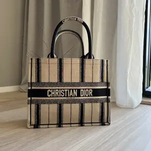 Förstaklassig spegelkopia Christian Dior Tote bag i nytt skick. Ordinarie pris 32.000kr.