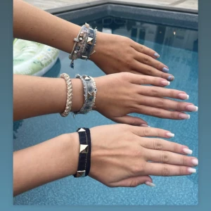 Jeansarmband  - Trendigt jeansarmband med nitar, har i alla olika färger som finns på bilden och även grått🤩