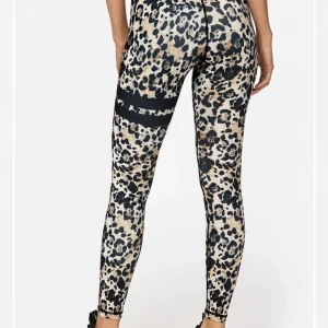 Stronger tights ”Roar” - Tightsen är knappt andvända och är i bra skick! Kommer inte till andvändning och därav säljer jag dem. Super sköna att träna i och sitter bra. Tightsen är stretchiga så även personer som vanligvis andvänder S kan också andvända de! Original pris 800kr