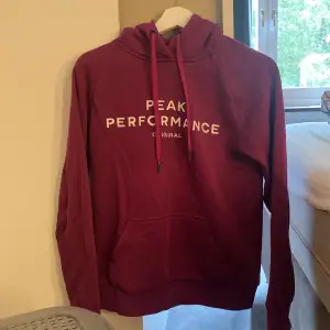 Fin hoodie från peak performance. Säljer på grund av rensning av garderob. Storlek: S