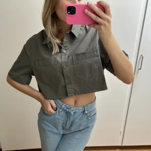 Adsgn skjorta - Säljer en adsgn skjorta i cropped modell i storlek S. Använd 2 gånger. Skriv vid frågor eller fler bilder 