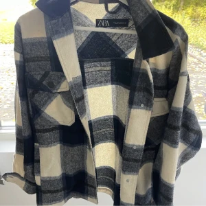 Oversized rutig jacka - Säljer då jag inte använder den längre. Köpt på zara för några år sedan, bra i skicket. Köparen står för frakt💕