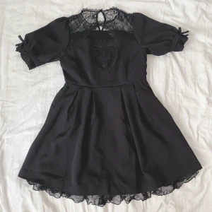 Dear my love klänning  - Super söt klänning från Dear My Love! Säljs då den är för stor på mig ໒꒰ྀི ╥﹏╥ ꒱ྀིა perfekt för sommaren! Den har fickor! 