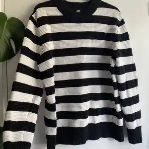 En randig tjock tröja ifrån H&M i storlek M. Super mysig!!🖤tyvärr har den en fläck på framsidan (se bild 3) den går säkert att få bort! Köparen står för frakten! Använd gärna ”köp nu”. Skriv privat ifall du önskar fler bilder🤍