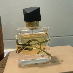 Libre Eau de Parfym - Supergod parfym som bara legat senaste halvåret som inte riktigt passar mig. Kantstött där av billigare 
