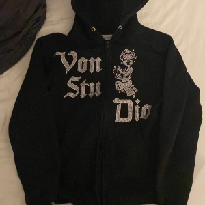 Von studio zip hoodie svart - Svart von studio zip hoodie utan snöre. Nästan oanvänd.