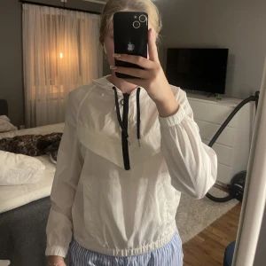 Vindjacka från hm - Vit vindjacka med dragkedja och framficka från hm. Bra skick. Köparen står för frakten💗💗