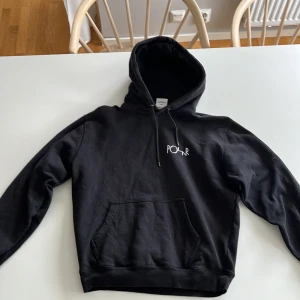 En polar hoddie i str S - Andvänd ett fåtal gånger så är i fint skicka, 9/10     Obs frakt betalas av köparen
