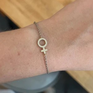 Edblad armband - Armband från Edblad i färgen guld. Armbandet är helt men är lite silver färgat karbinhaken då den tappat lite färg, men verkligen inget som syns😊