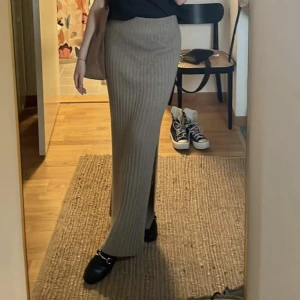 Lång Lisa Yang kjol 100% Kashmir  - Lång kjol, supertrendig i jättebra skick 