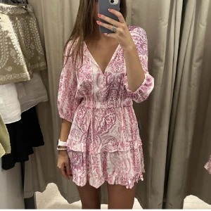 Rosa klänning zara - Rosa populär klänning från zara som just nu är helt slutsåld. Endast använd en gång under en kort stund. Kommer inte att gå ner i pris och vill inte byta mot något! Lånade bilder