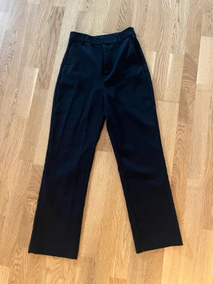 Kostymbyxor  - Kostymbyxor från Gina Tricot, använda ett par gånger men i väldigt bra skick.   Stl. 34 men passar även 36 då de är lite stora i storleken